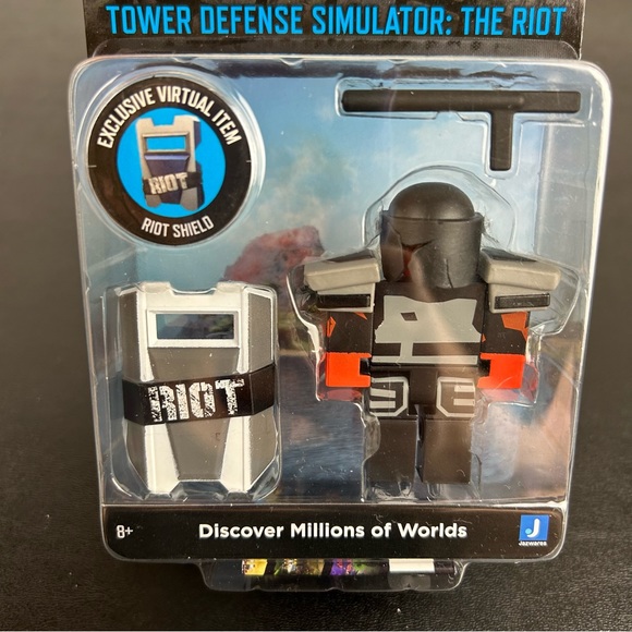Roblox Tower Defense Simulator: The Riot Figure with Exclusive Virtual Item - Picture 6 of 14